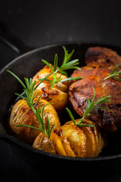 Piatto di maiale tirato con patate rustiche appoggiate — Foto Stock