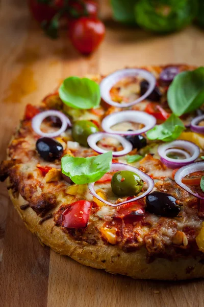 Pizza casera tradicional con tomates y aceitunas — Foto de Stock