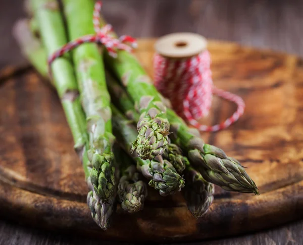 Aglio sul tavolo di legno — Foto Stock