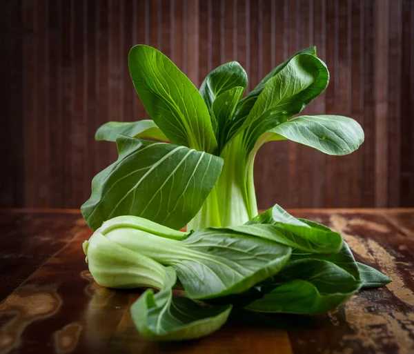 Pak choi sobre mesa de madera — Foto de Stock