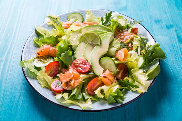 Gezonde Salade Met Gerookte Zalm Avocado Cyaan Achtergrond — Stockfoto