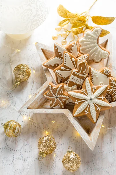 Biscoitos Gengibre Com Ornamentos Para Natal Fundo Branco — Fotografia de Stock