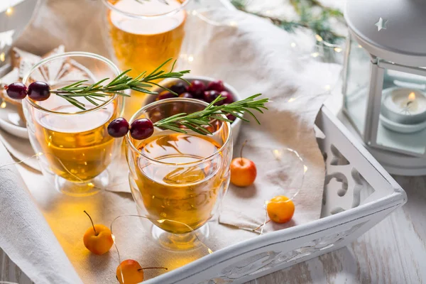 Juläppelcidercocktail Med Tranbär Rosmarin Och Pepparkakor Skalat Äppelvin Till Jul — Stockfoto