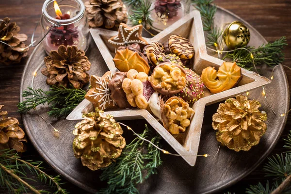 Variatie Van Kerstkoekjes Peperkoek Met Ornamenten Houten Ondergrond — Stockfoto