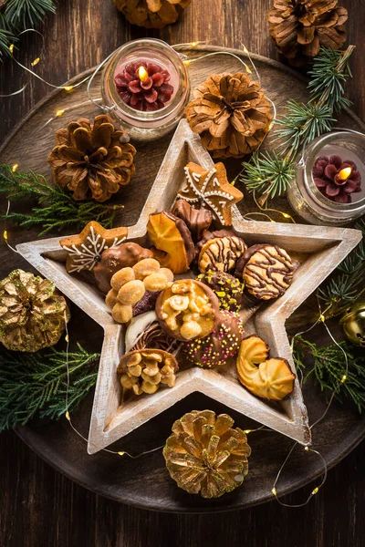 Variation Julkakor Och Pepparkakor Med Prydnader Trä Bakgrund — Stockfoto