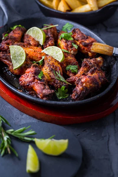 Geroosterde Kippenvleugels Barbecuesaus Met Kalk Gebakken Aardappelen Rustieke Pan — Stockfoto