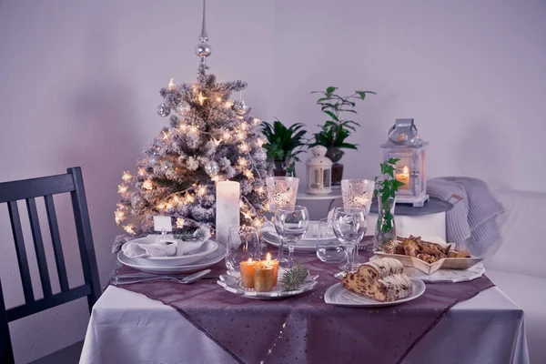 Tafelopstelling Voor Kerst Nieuwjaarsfeestdagen Feestelijke Tafel Thuis Met Kerstboom Violette — Stockfoto