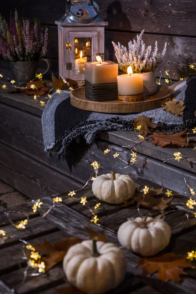 Herbstterrasse Oder Innenhof Der Nacht Mit Kürbissen Lichtern Und Heidekraut — Stockfoto