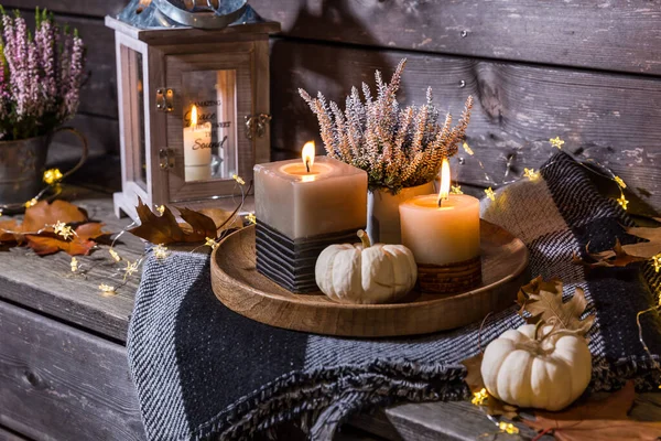 Herfst Terras Patio Nacht Met Pompoenen Verlichting Heide Plant Calluna — Stockfoto