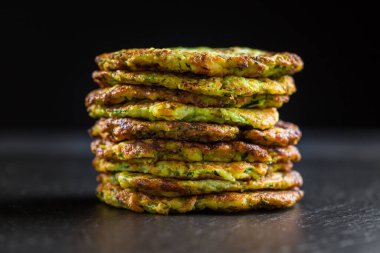 Siyah arkaplanda kabak gözlemesi