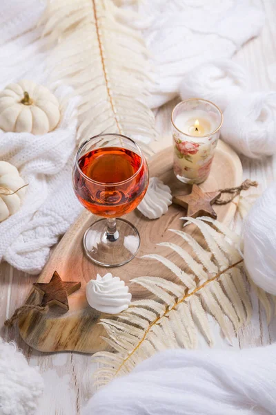 ピンクワイン カボチャのクッキー ウォールと暖かいセーターのグラスで冬と秋のための居心地の良い静物画 — ストック写真