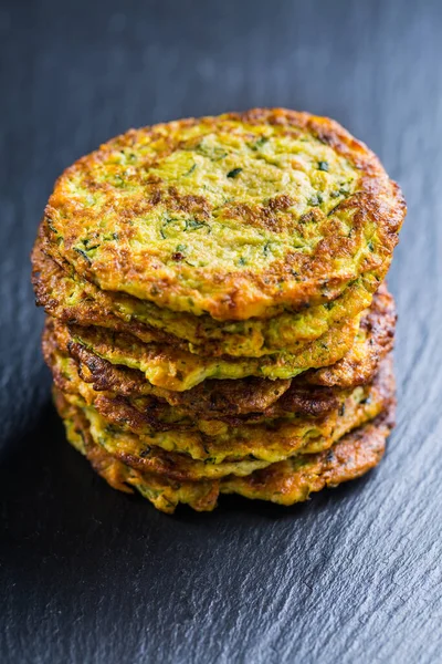 Zucchini Pannenkoeken Zwarte Achtergrond — Stockfoto