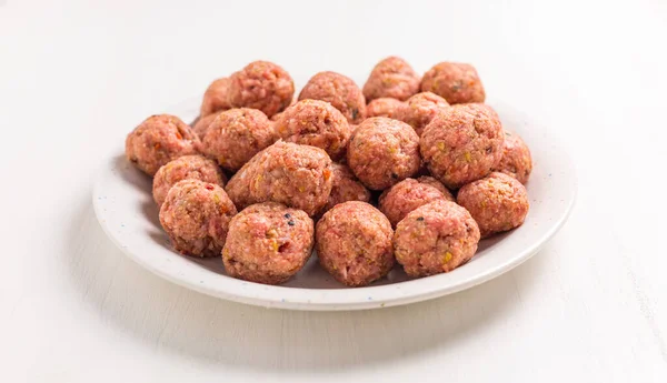 Boulettes Viande Crues Sur Plaque Prêtes Cuire Cuire Sur Fond — Photo