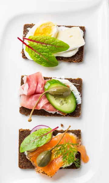 Варіація Здорових Відкритих Бутербродів Хлібі Pumpernickel Овочами Лососем Шинкою Травами — стокове фото