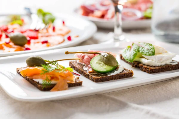 赤ワインと野菜 サーモン 前菜とパンパーニッケルパン上の健康的なオープンサンドイッチのバリエーション — ストック写真