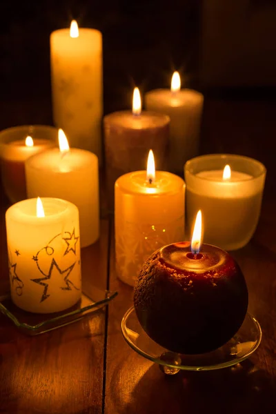 Lilin Pada Latar Belakang Kayu Lampu Lilin Untuk Natal — Stok Foto