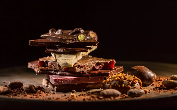 Stapelweise Schokolade Mit Kakao Und Kakaobohnen Auf Schwarzem Hintergrund — Stockfoto