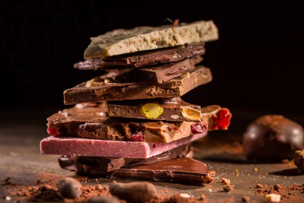 Egy Halom Válogatott Csokoládé Kakaóval Kakaóbabbal Fekete Alapon — Stock Fotó