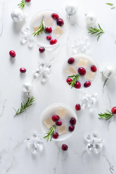 Witte Kerst Margarita Punch Met Veenbessen Rozemarijn Marmeren Achtergrond — Stockfoto