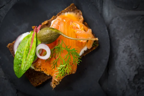 Çavdar Ekmeğinde Açık Somon Sandviçi Sebzeli Otlu Yumuşak Peynirli — Stok fotoğraf