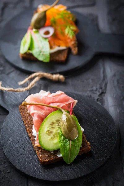 Variação Sanduíches Abertos Saudáveis Pão Pumpernickel Com Legumes Salmão Presunto — Fotografia de Stock