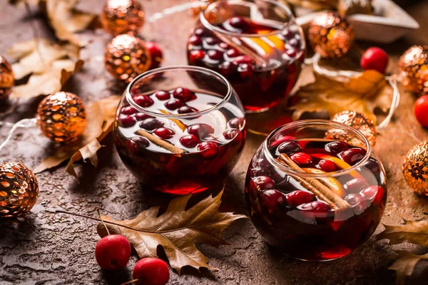 Glühwein Mit Orange Preiselbeeren Zimt Anis Mit Herbstblättern Und Weihnachtsbeleuchtung — Stockfoto