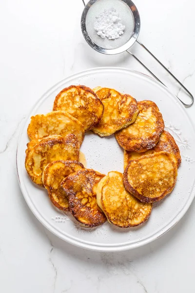 Zelfgemaakte Caloriearme Kwark Pannenkoeken Wit Bord — Stockfoto