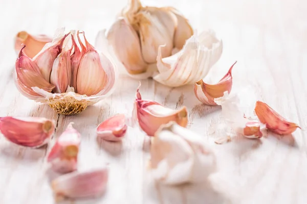 Knoflook Bol Knoflookteentjes Witte Houten Achtergrond — Stockfoto