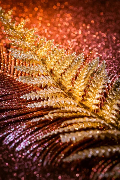 Unscharfer Und Abstrakter Weihnachtlicher Glitzerhintergrund Roten Goldenen Und Violetten Tönen — Stockfoto