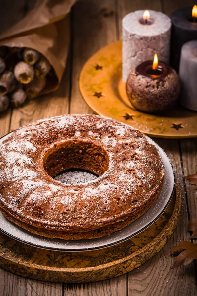 Veganský Banánový Dort Pozadí Zdobené Podzimními Zimními Svíčkami — Stock fotografie