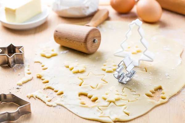 Assar Natal Massa Farinha Com Cortador Biscoito Ingredientes Cozedura Padaria — Fotografia de Stock