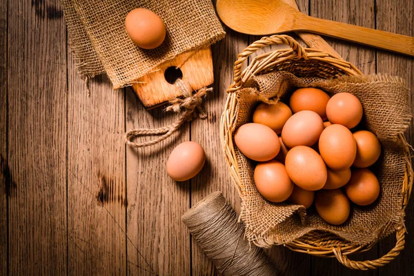 木制底座上的有机鸡蛋 准备烘焙 — 图库照片