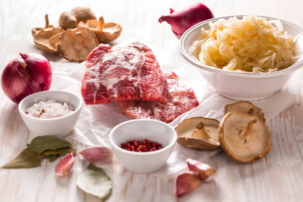 Zutaten Für Herzhafte Sauerkrautsuppe Mit Fleisch Zwiebeln Knoblauch Und Gewürzen — Stockfoto