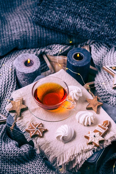 Xícara Chá Com Biscoitos Natal Cobertor Quente Velas Conceito Acolhedor — Fotografia de Stock