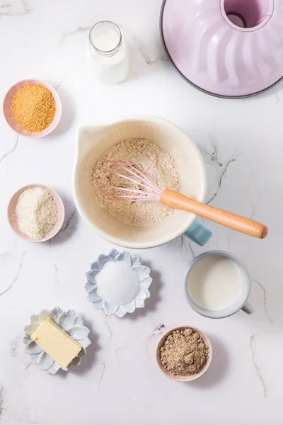 Pečení Ingredience Kuchyňské Nádobí Bílém Dřevěném Pozadí — Stock fotografie