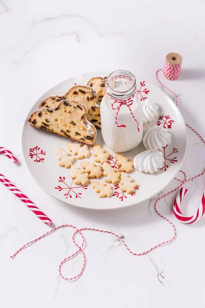 Palack Tej Hagyományos Karácsonyi Stollen Kis Cookie Cukornád Fehér Alapon — Stock Fotó