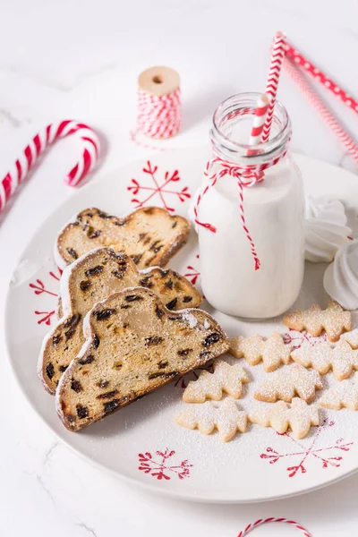 Botella Leche Con Tradicional Navidad Stollen Galletas Pequeñas Bastón Caramelo —  Fotos de Stock