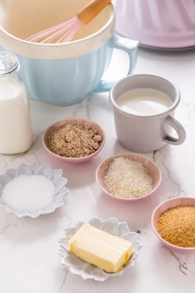 Memanggang Bahan Dan Peralatan Dapur Dengan Latar Belakang Kayu Putih — Stok Foto