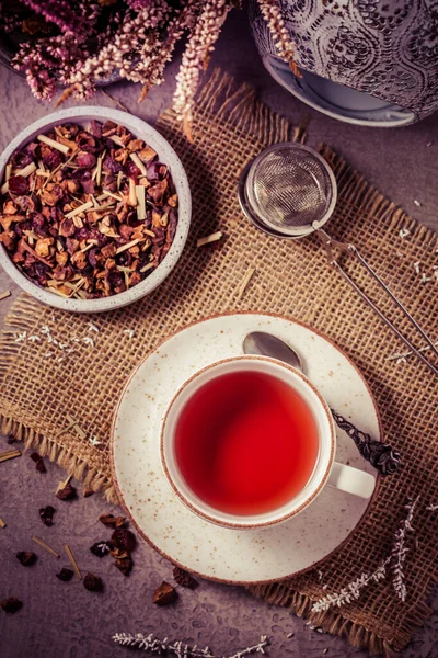 Kupa Gyümölcs Tea Szárított Tealevéllel Évjárat Megjelenés — Stock Fotó