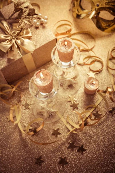 촛불과 상자가 장식은 배경에 황금빛 톤으로 — 스톡 사진