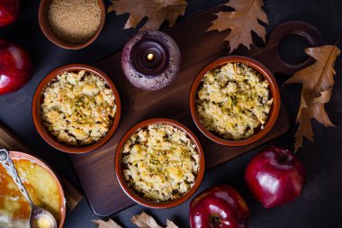 Sonbahar ve kış için küçük elma parçaları veya elmalı turtalar  