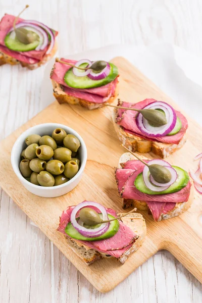 Open Roast Beef Sandwiches Vegetables Olives Capers — Stock Photo, Image