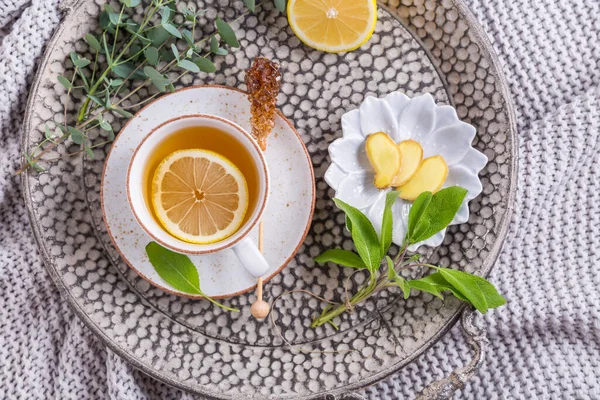 Sehat Detox Jahe Dan Teh Bijak Dengan Lemon Atas Nampan — Stok Foto