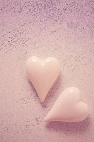 Два Стеклянных Сердца Каменном Фоне Винтажных Пастельных Тонах Мягкий Фокус — стоковое фото