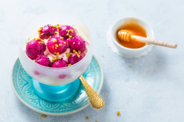 Ejderha meyveli (Pitaya) beyaz Yunan yoğurdu ve tatlı bal