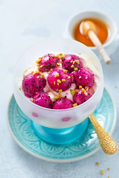 Witte Griekse Yoghurt Met Drakenfruit Pitaya Zoete Honing — Stockfoto