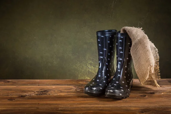 Conceito Jardinagem Gumboots Com Serapilheira Fundo Madeira — Fotografia de Stock