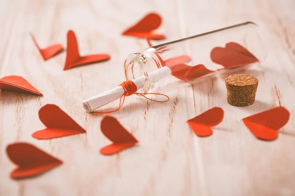Láska Zpráva Láhvi Papírovými Srdci Dřevěném Pozadí Šťastný Valentýn — Stock fotografie