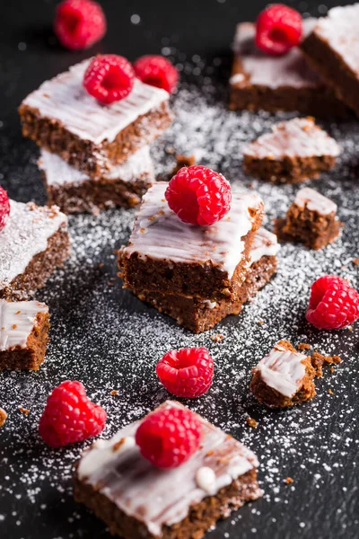 Hausgemachte Vegane Schokoladenbrownies Mit Nüssen Zitronenglasur Und Himbeeren — Stockfoto