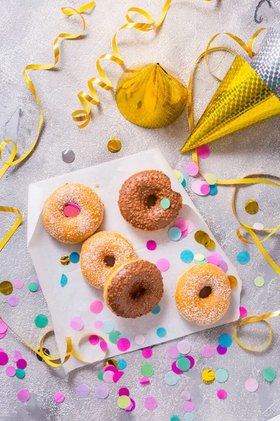 Koblihy Karneval Párty Koblihy Fáborkama Konfety Barevný Karneval Nebo Narozeninový — Stock fotografie